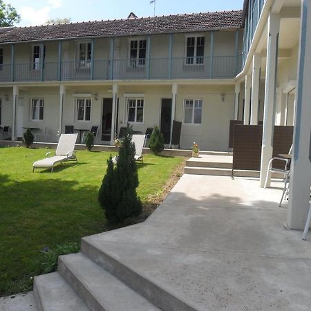 Hotel La Buissonniere Bannay  Экстерьер фото